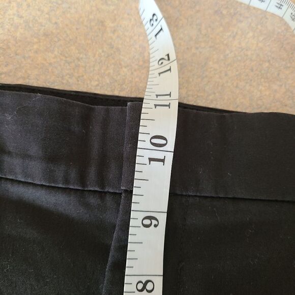 Dockers Khaki Shorts – Black, Size 34 - Picture 5 of 8